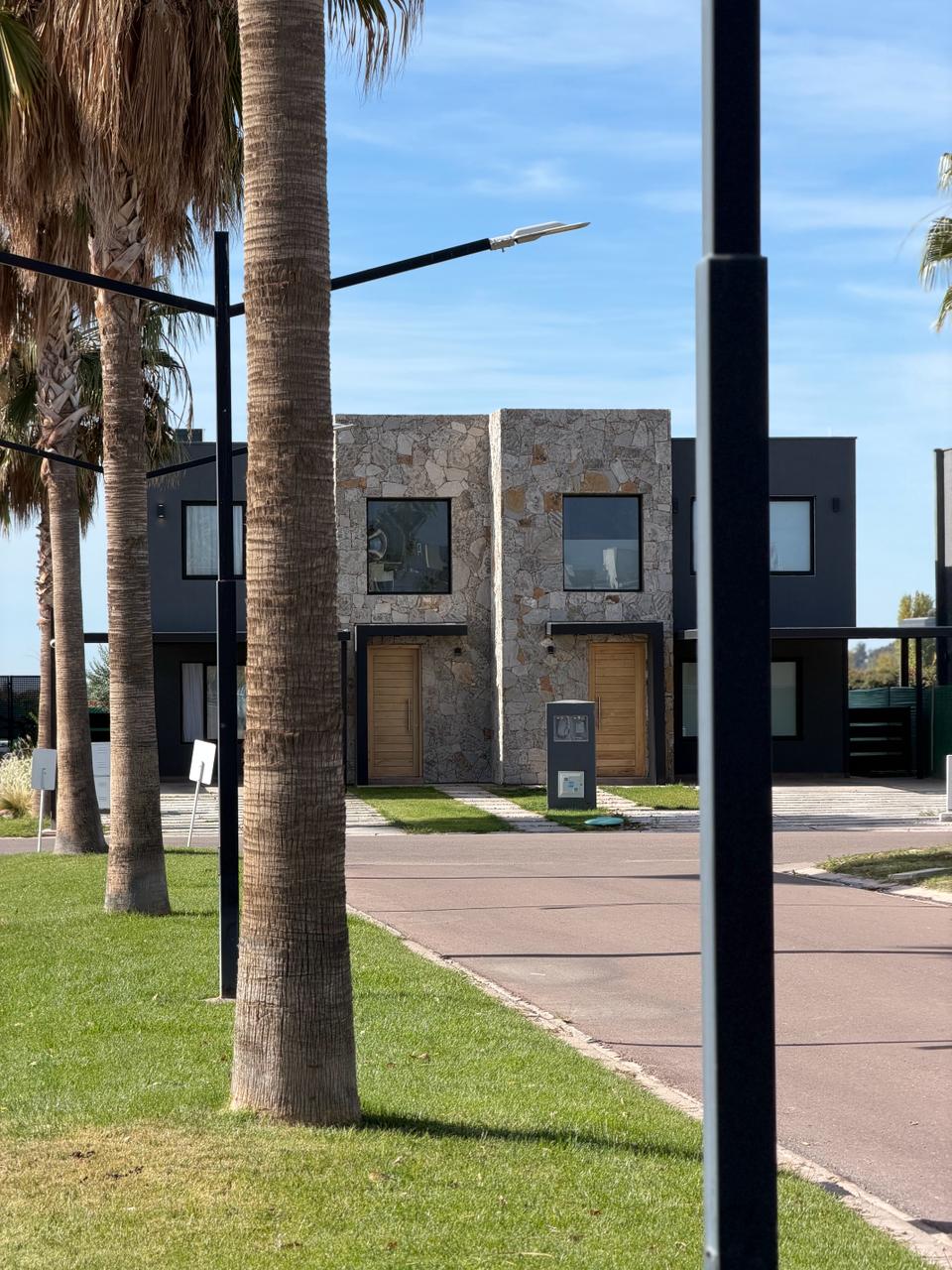 Dúplex de piedra en barrio privado — Grupo Dubsa