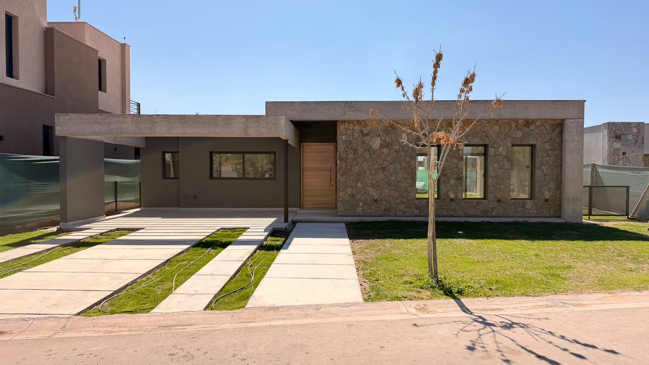 Casa Ciro F14 terminada, frente de piedra — Grupo Dubsa
